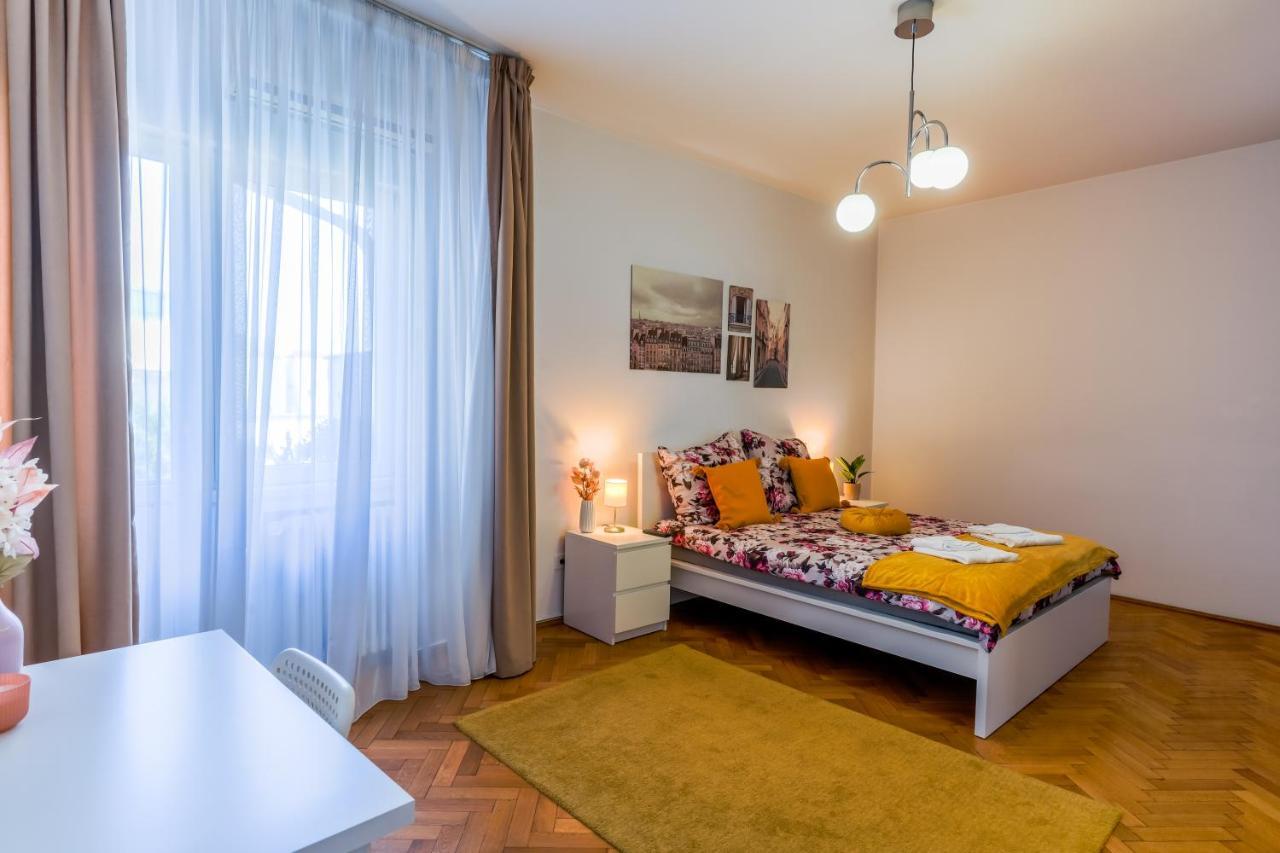 Ultracentral Golden Gatehouse 3 Bdrm ブカレスト エクステリア 写真
