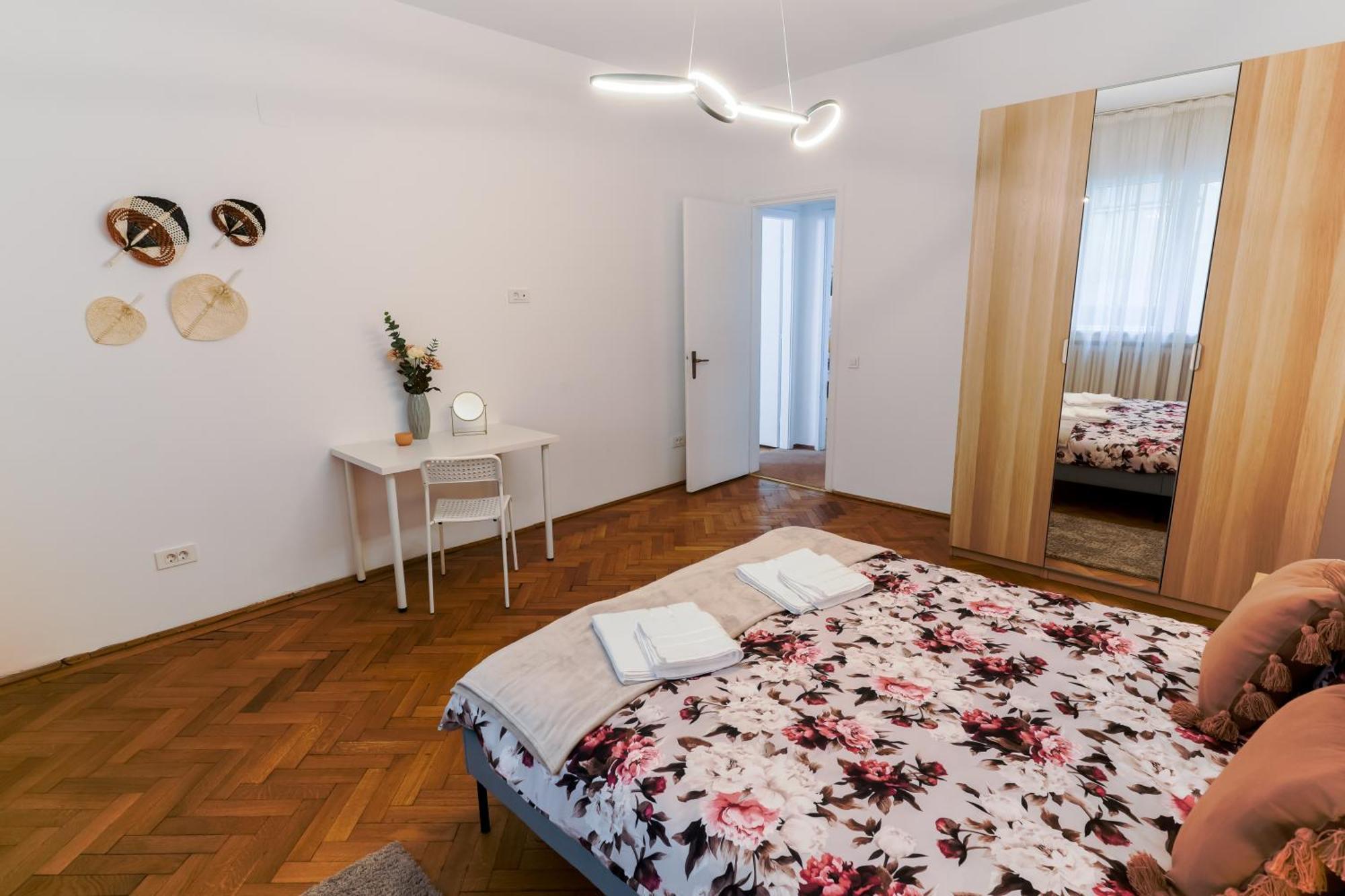 Ultracentral Golden Gatehouse 3 Bdrm ブカレスト エクステリア 写真